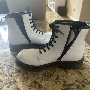 Dr. Doc Martens White Patent AirWair 8 Eyelet Boots Girls Size 4
